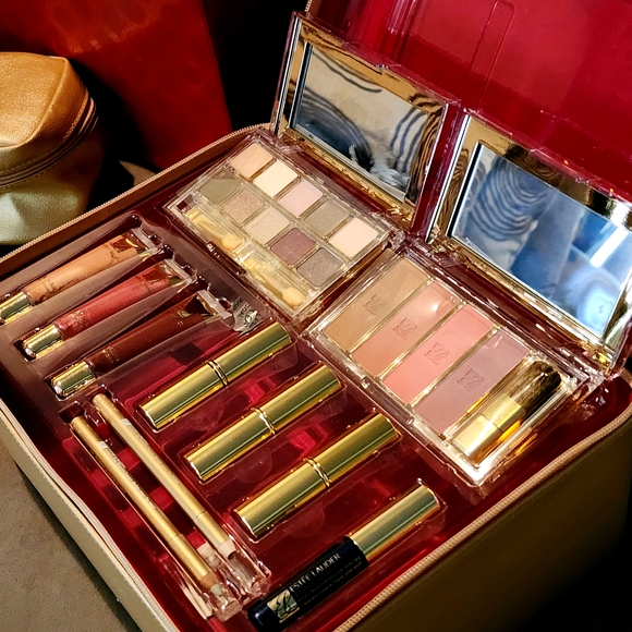 Estée Lauder Makeup Gift Set - Picture 3 of 7